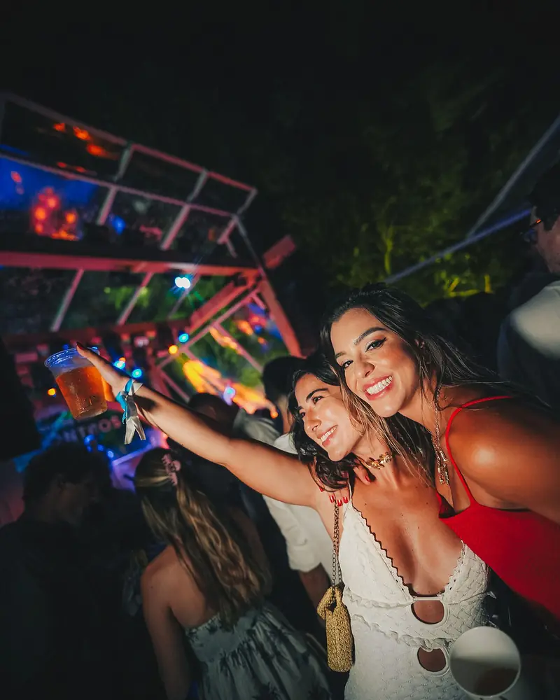 Amigas celebrando juntas no Rio Réveillon